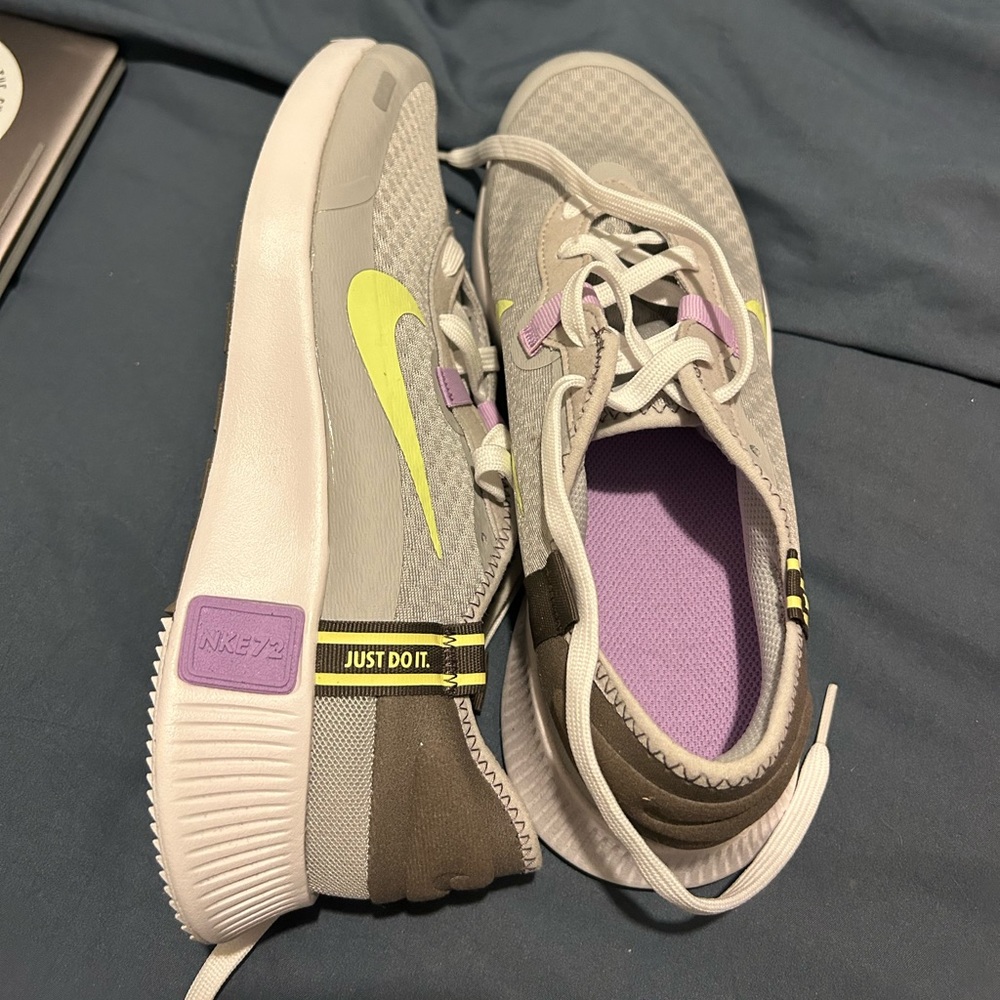 Nike - Picture 3 of 3